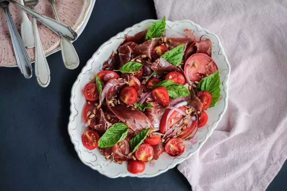 salada de tomate com jamón